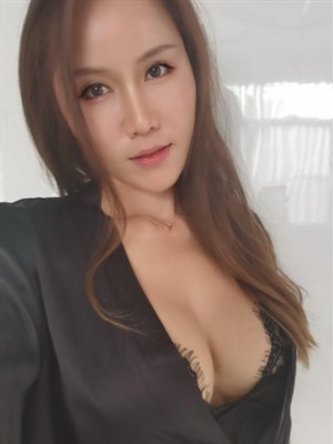 Chinese escort Kireen,Aarhus role play sex in different positions